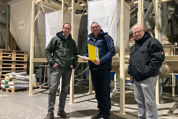 Steffen Klindworth-Eggelmann und Achim Pohl  mit SCHAUMANN-Spezialberater Klaus Lübken (m.)