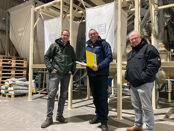 Steffen Klindworth-Eggelmann und Achim Pohl  mit SCHAUMANN-Spezialberater Klaus Lübken (m.)
